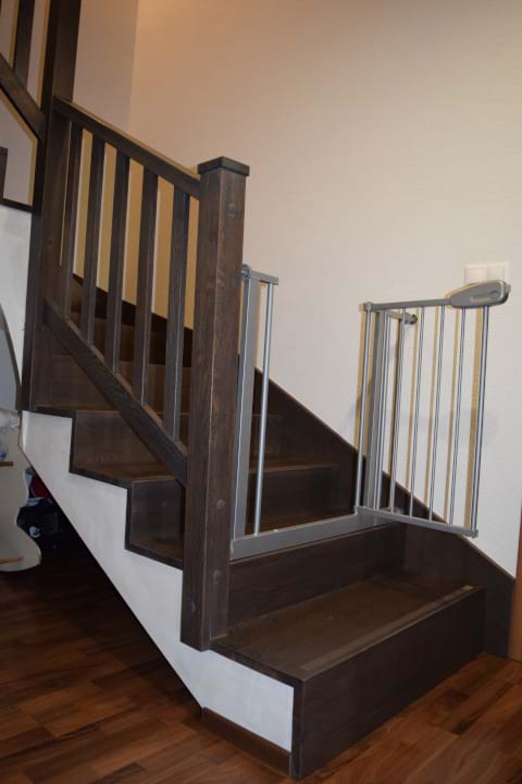 Dubové schody masív + bránička pre ochranu detí